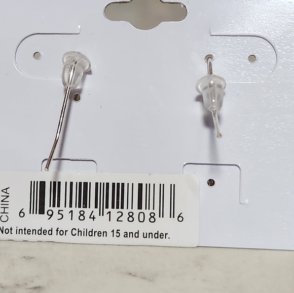 NWOT Heart Dangle Earrings - Picture 2 of 2